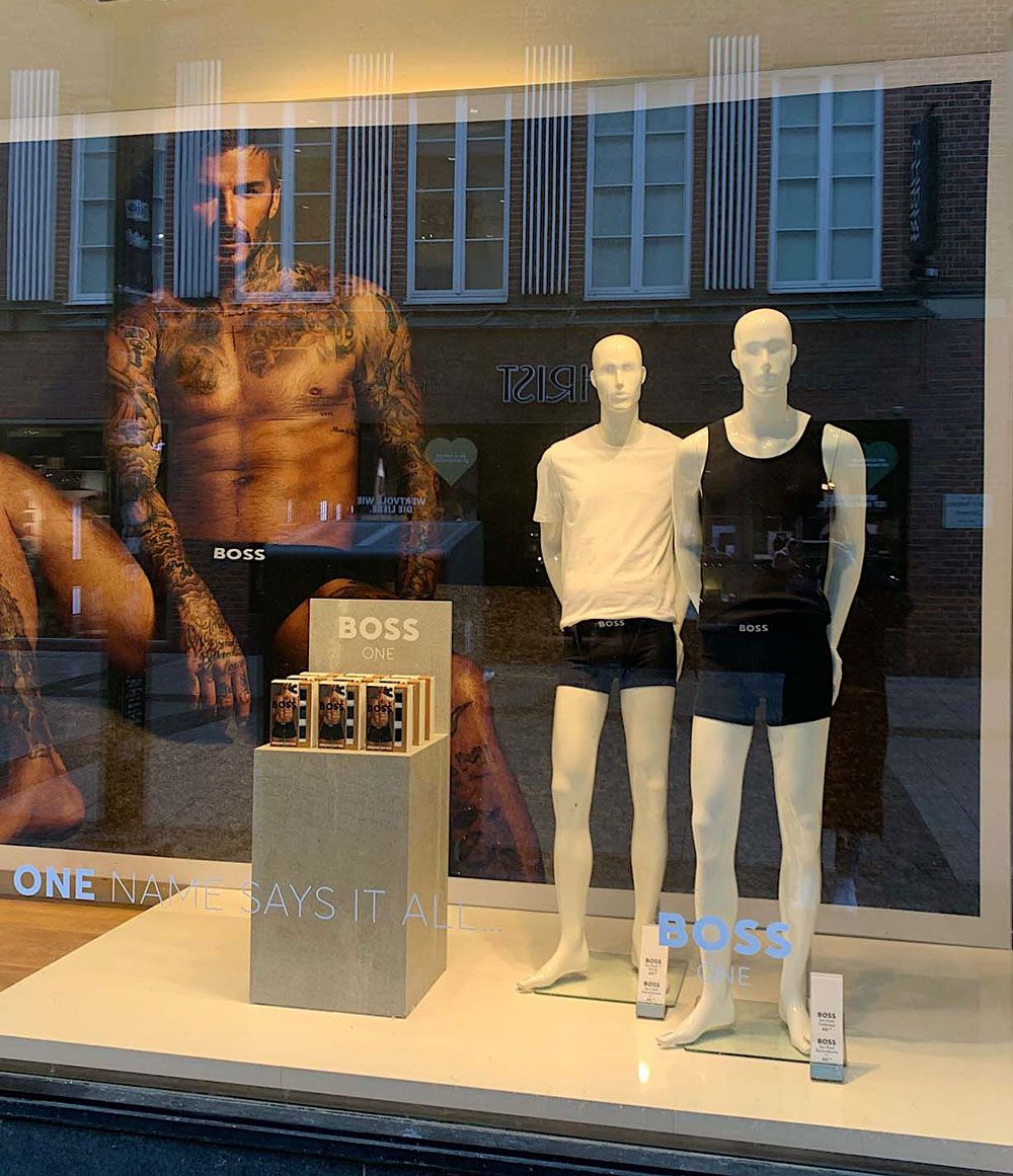 Visual Merchandising Schaufenstergestaltung Folierung point of sale